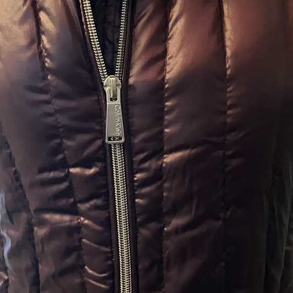 Calvin Klein Performance Down Puffer Vest Size Medium Dark Burgundy NWT - Picture 3 of 10